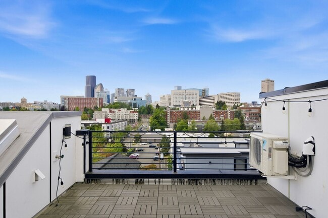 Building Photo - 3B3B cozy townhome