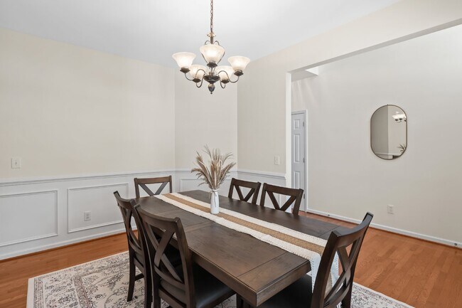 Building Photo - Gorgeous 4 Bedroom Home with Spacious Layo...