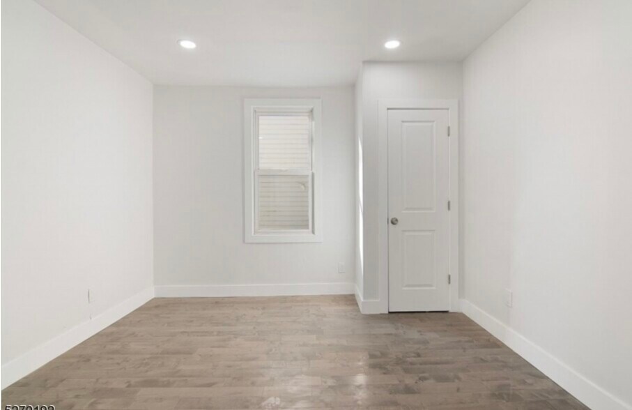 Building Photo - 21 Oak St