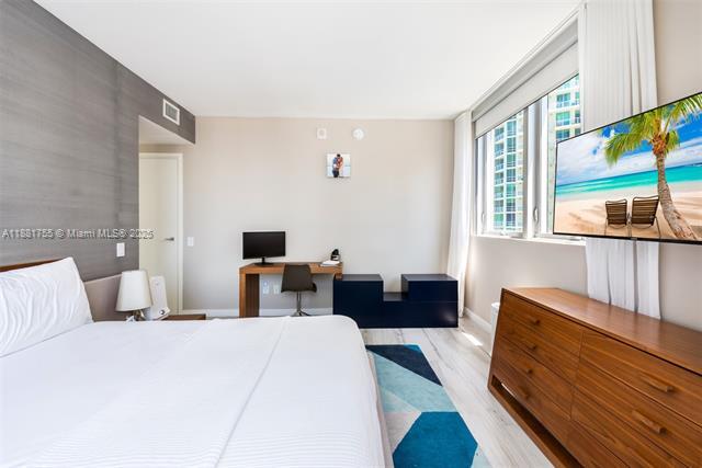 Building Photo - 1300 Brickell Bay Dr