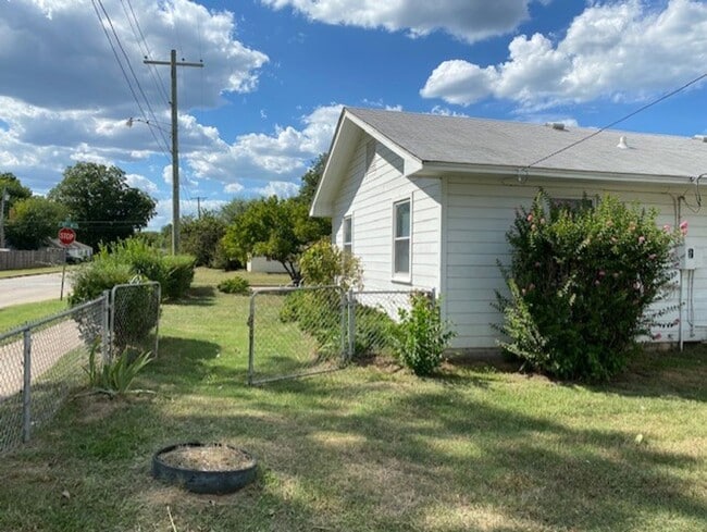 Building Photo - 3 Bed, 2 Bath Corner Lot in Tulsa!