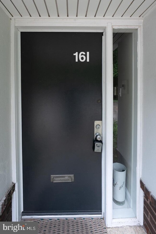 Building Photo - 1750 Oakwood Terrace