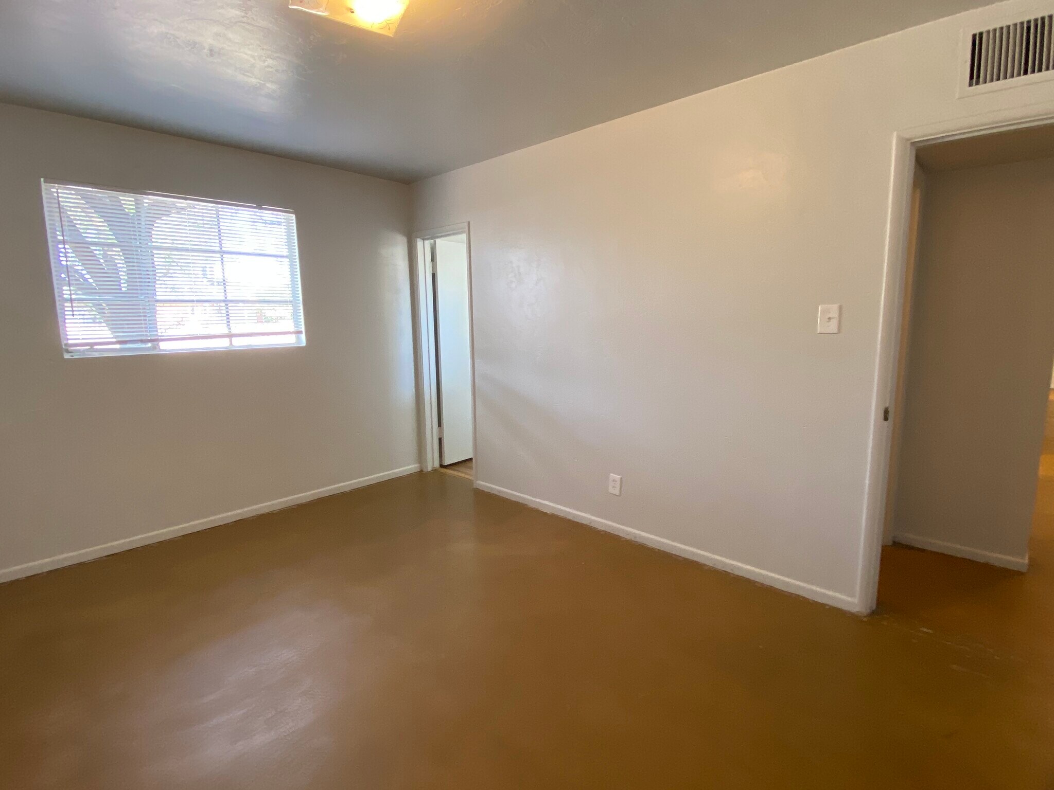 Building Photo - 1014 W 17th Pl