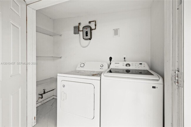 Building Photo - 1800 SW 97th Ave