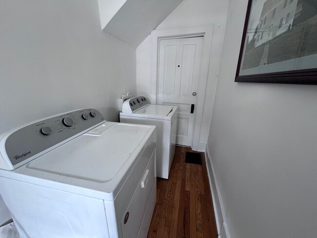 Building Photo - East Hills upper duplex!