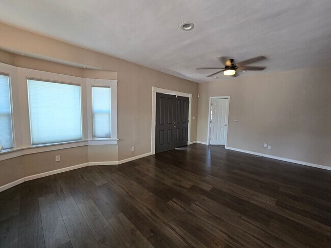 Building Photo - 3BD/2BA w/ Driveway Parking!