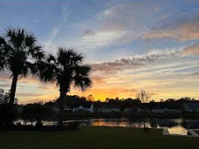 Building Photo - SPACIOUS WATERFRONT 3 bed/3.5 bath with lo...
