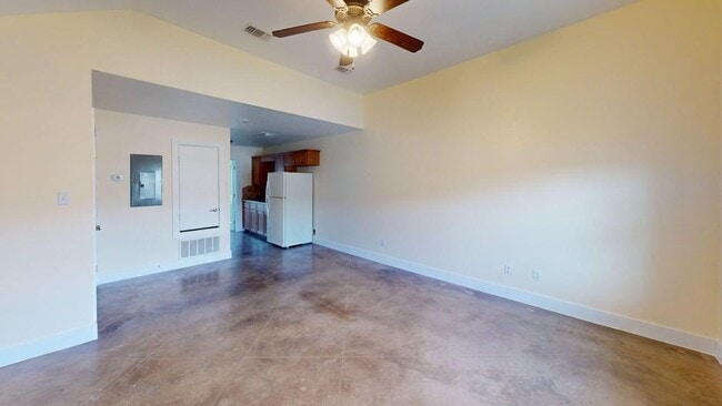 Building Photo - 1 bedroom Townhome in North Temple