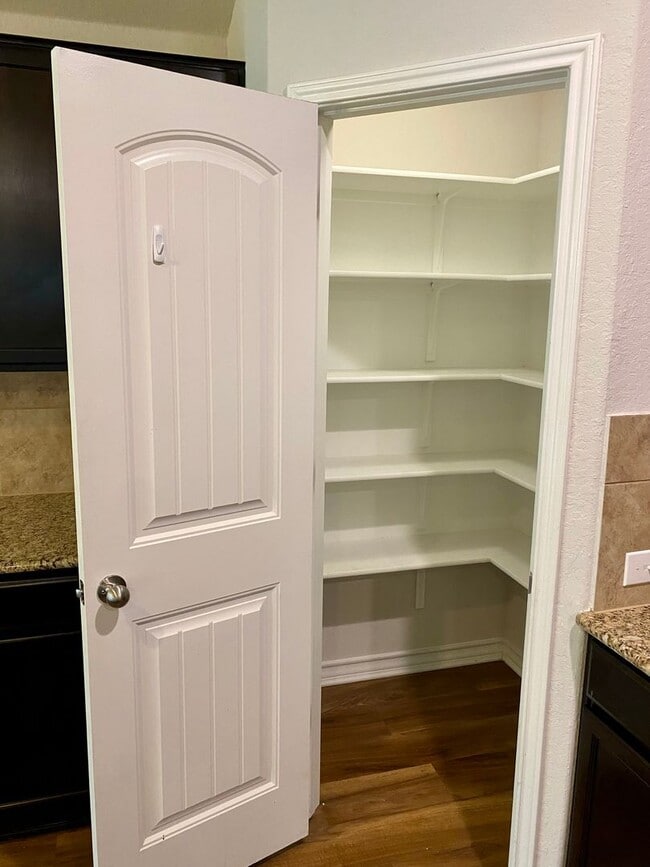 Building Photo - Fantastic Amenities ~ 4/2 Single Story w/ Refrigerator/Washer/Dryer Included ~