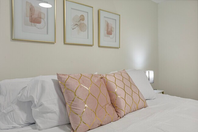 Building Photo - 366 N Hemlock Ave