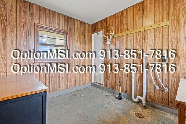 Building Photo - Spacious and move in ready!