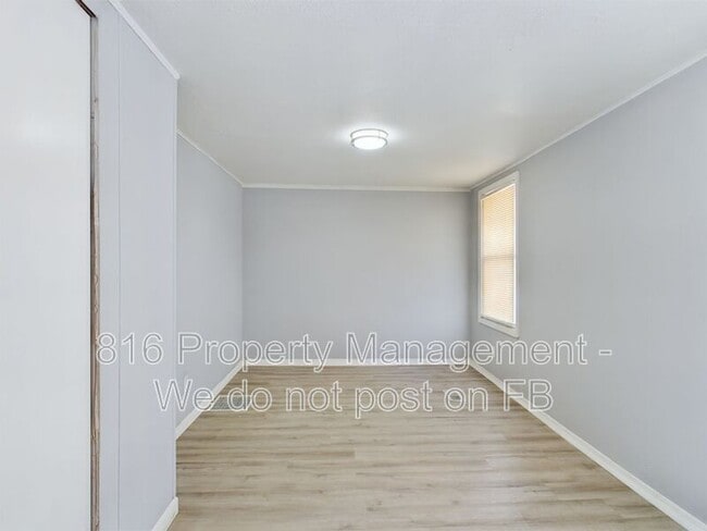 Building Photo - 1127 S Hocker Dr