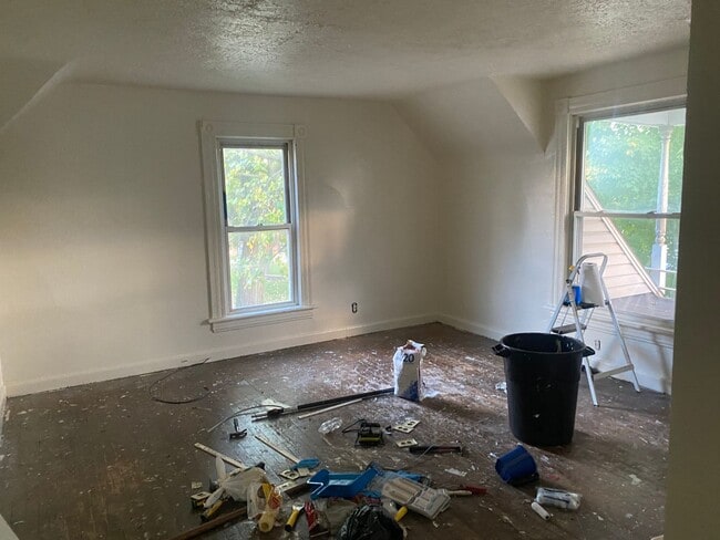 Building Photo - 2nd fooor walk-up duplex in historic house...