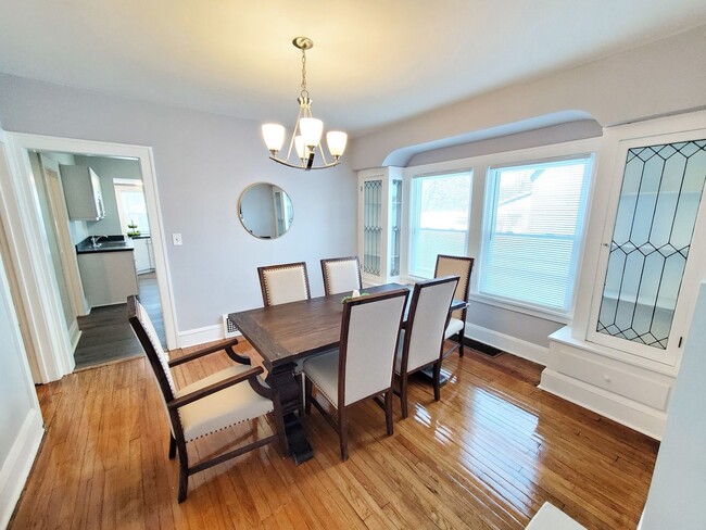 Building Photo - 5 Bed - 2 Full Bath Cape Cod for Rent!