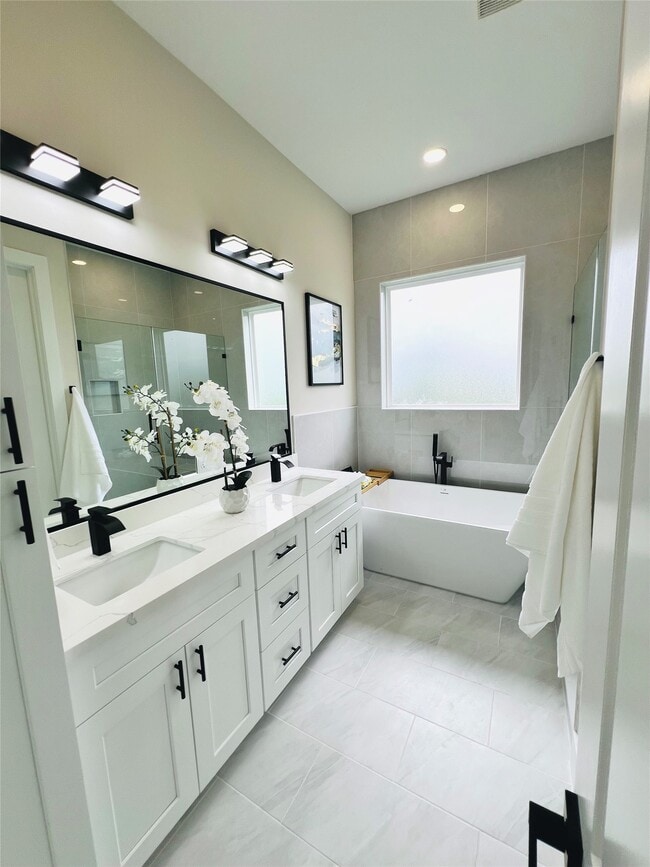 Building Photo - 3229 Tuam St