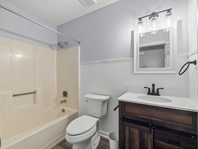 Building Photo - Charming 3 Bedroom Home!