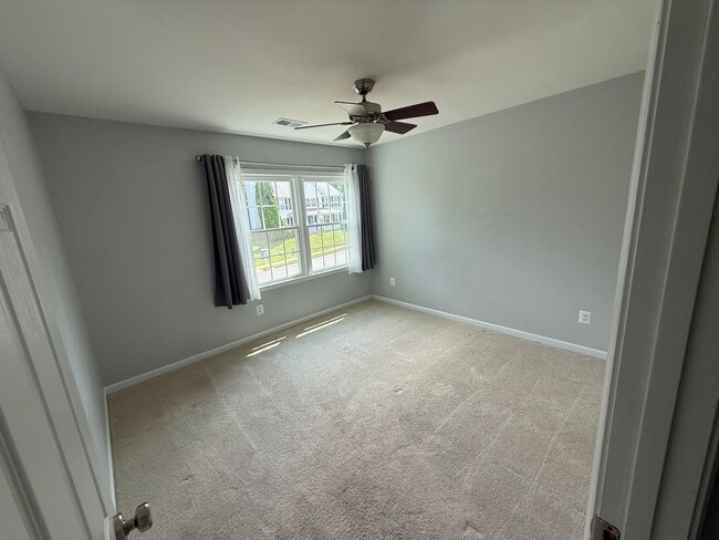 Building Photo - Gorgeous 5 Bed 3.5 Bath Single Family Home...