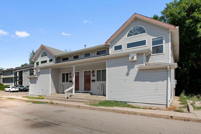 Building Photo - 4 Bedroom Townhome near campus