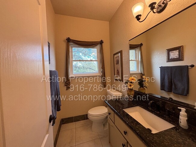 Building Photo - Gorgeous Villa - 3 Bed, 2.5 Bath - Beautiful Views - Highly Desirable Neighborhood!