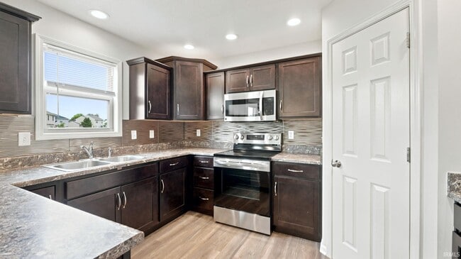 Building Photo - 422 Heyford Ct