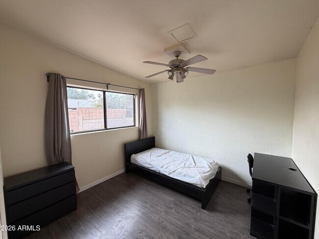 Building Photo - 717 E Granada Dr