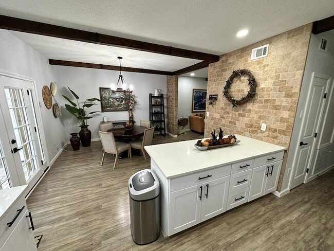 Building Photo - 840 Threadneedle St