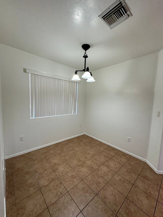 Building Photo - Beautiful 3 Bed 2 Bath House!!