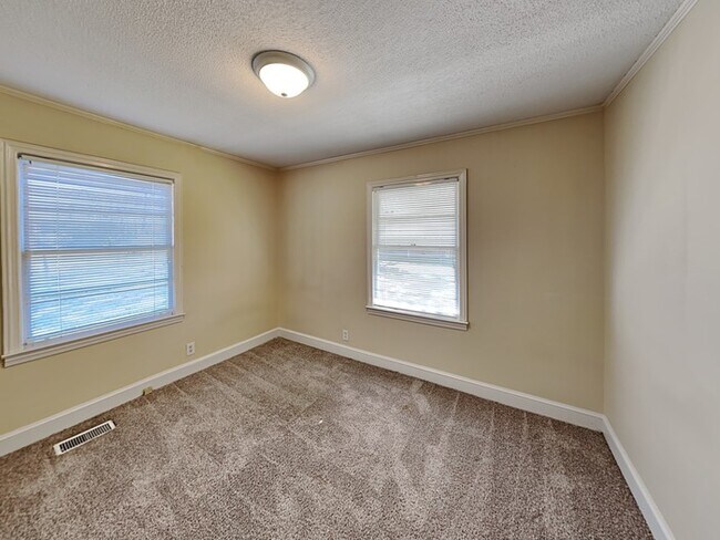 Building Photo - Get $500 OFF RENT!*  Adorable 3 bedroom 1 ...