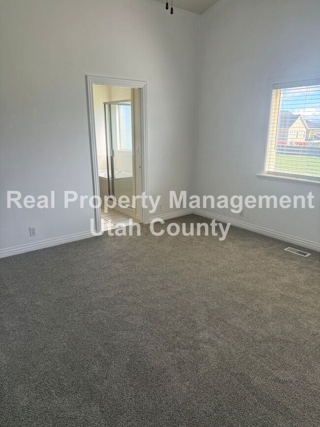Building Photo - Large Home in Lehi!