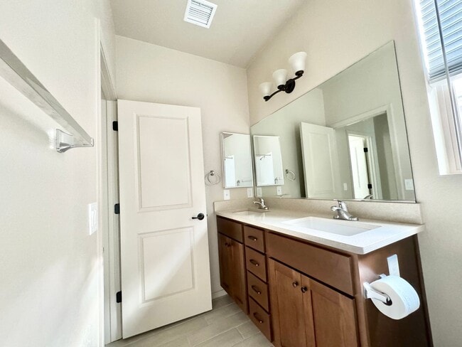 Building Photo - 3BR/2BA/2CG, 1570 sq.ft. rental built in 2...