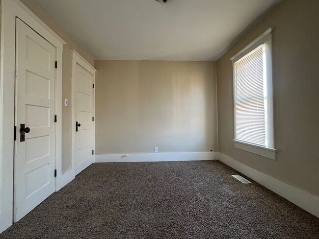 Building Photo - *FIRST MONTH'S RENT FREE*