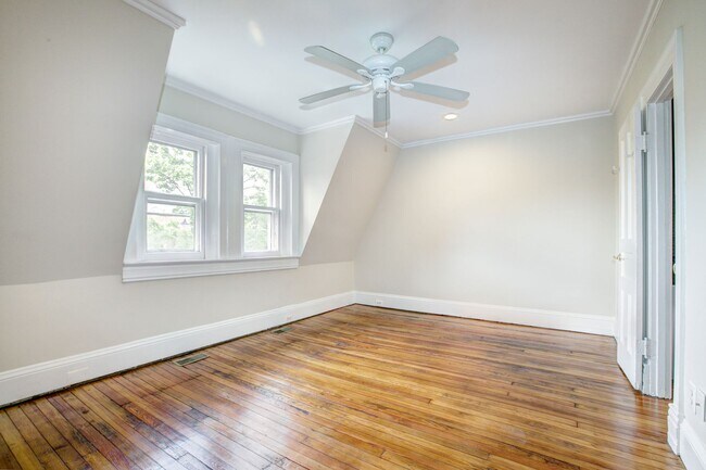 Building Photo - 633 C St NE