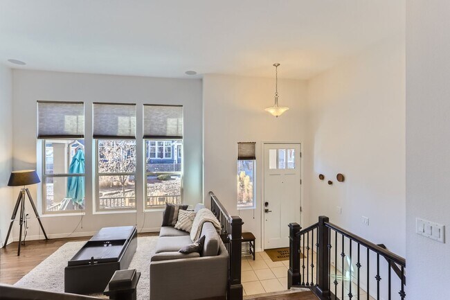 Building Photo - Spacious 2BDR Modern Townhome in Louisville