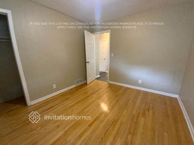 Building Photo - 1869 Oxford St N