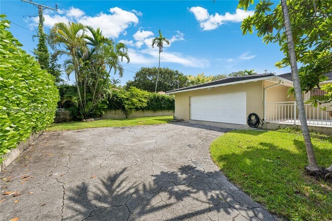 Building Photo - 2514 Granada Blvd