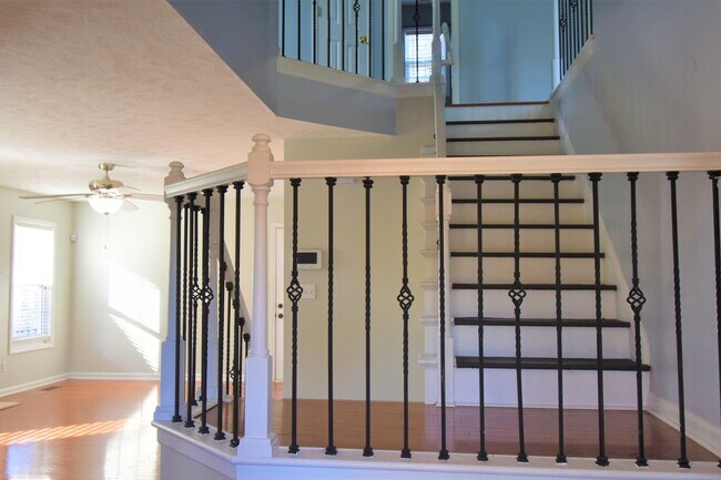 Building Photo - 3 Bedroom 2 Bath with Bonus Rooom