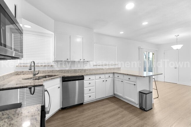 Building Photo - 512 Livingston Dr