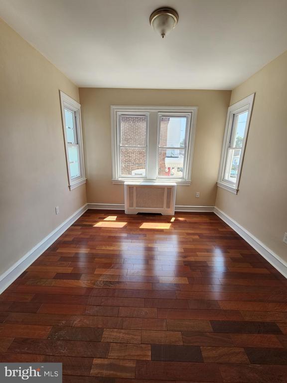 Building Photo - 419 W Grange Ave