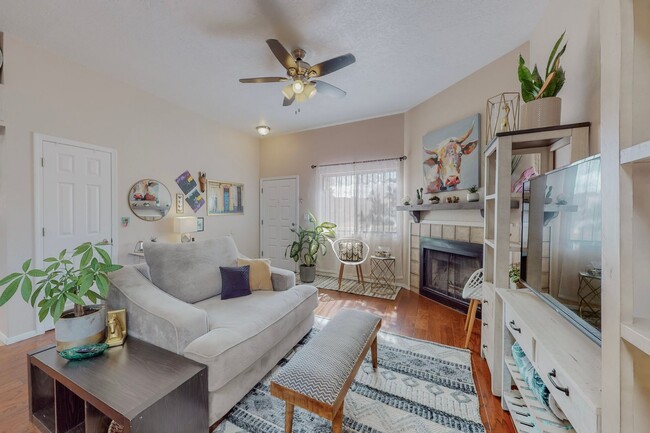 Building Photo - UNSER/LADERA 2 Bedroom  2 Bath  2 car gara...