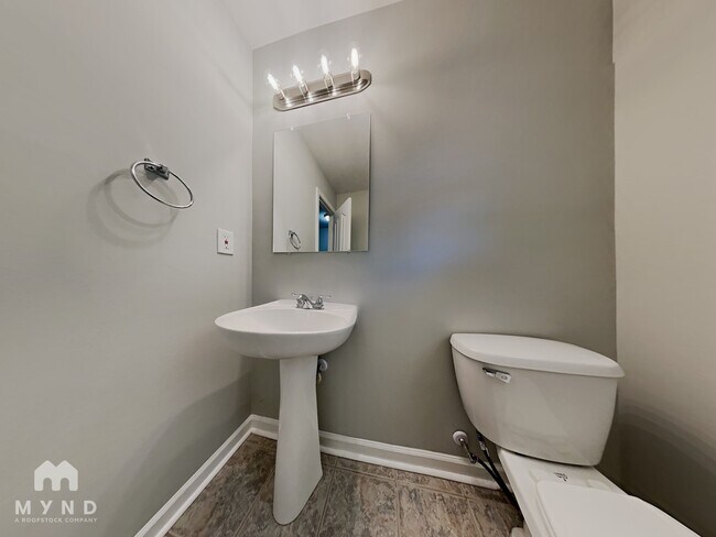 Building Photo - 1910 Sunset Village Dr