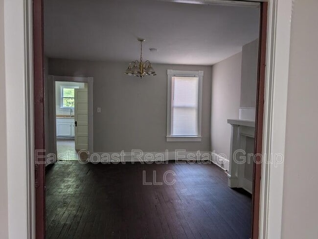 Building Photo - 304 1/2 W Martin St