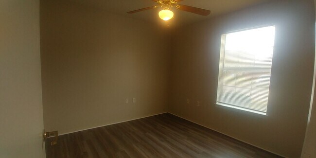 Building Photo - 2 bed, 1 bath Downstairs Apartment Availab...