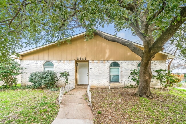 Building Photo - 3214 Greentree Dr