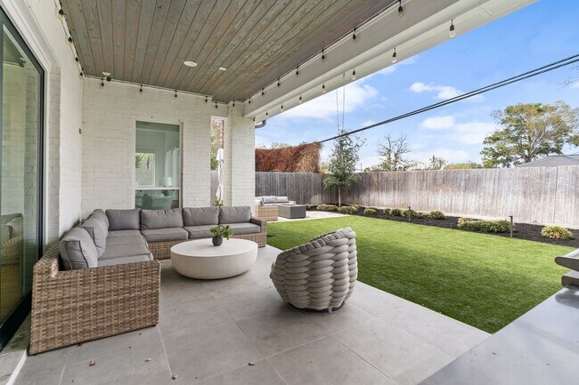 Building Photo - 6626 Saxet St