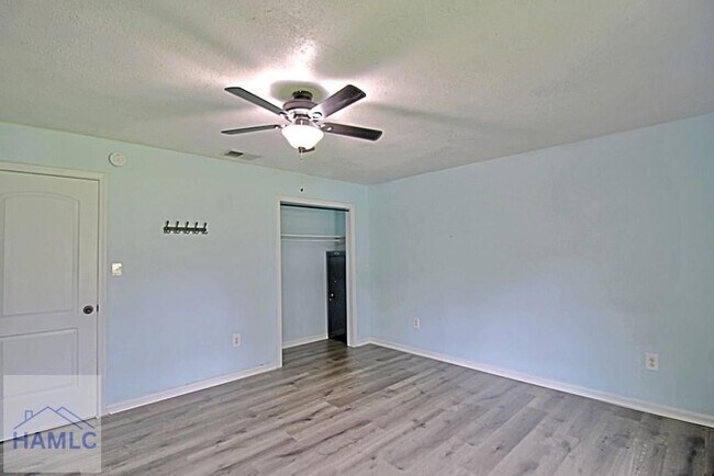 Building Photo - 1062 Kelly Dr