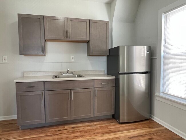 Building Photo - 1151 W 19th St