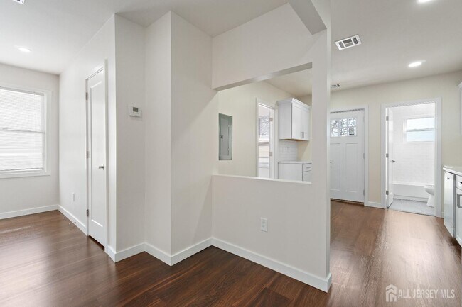 Building Photo - 826 George St