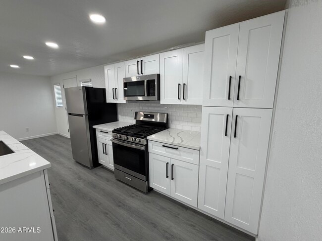 Building Photo - 615 E Oak St