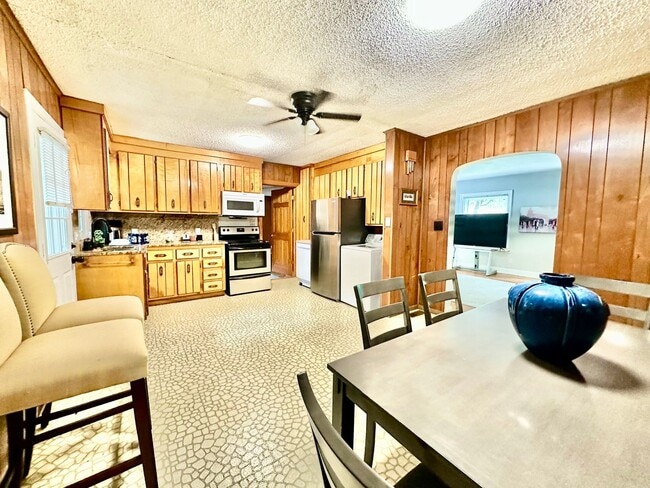 Building Photo - Mid-Century Retro Masterpiece!