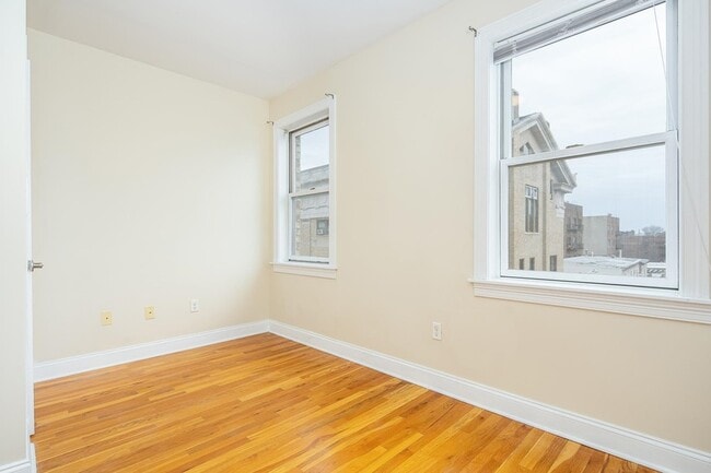 Building Photo - 528 47th St